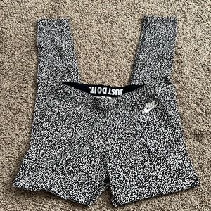 Size M Nike leggings
